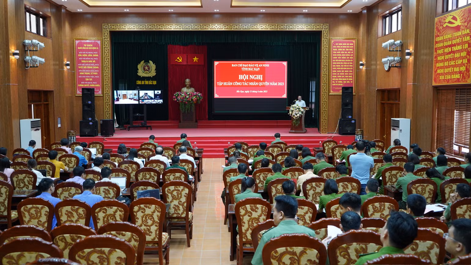 Các đại biểu được quán triệt các nội dung mang tính thời sự liên quan trực tiếp đến công tác nhân quyền. Các đại biểu được quán triệt các nội dung mang tính thời sự liên quan trực tiếp đến công tác nhân quyền.