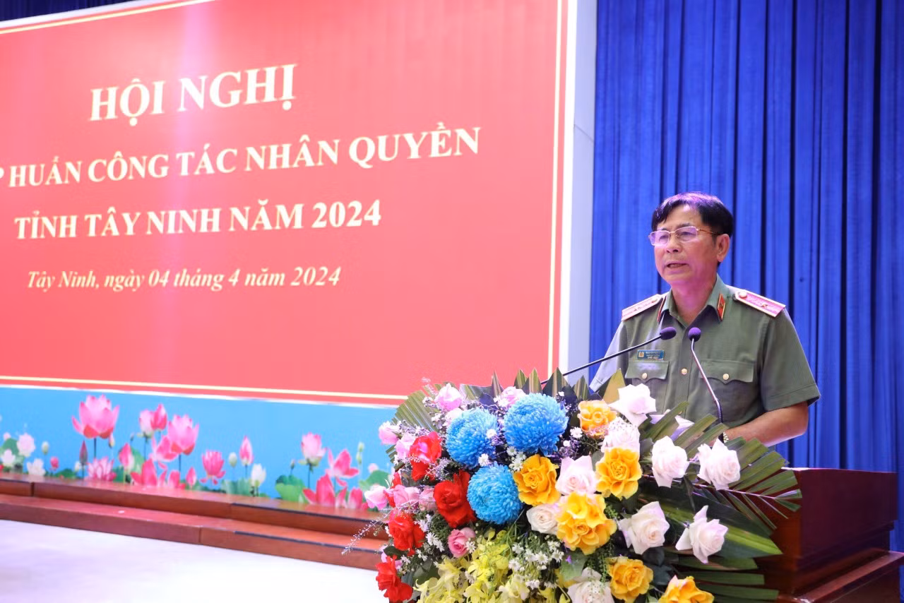 Thiếu tướng Nguyễn Văn Kỷ, Phó Chánh văn phòng Thường trực Ban Chỉ đạo về Nhân quyền Chính phủ phát biểu tại Hội nghị. Thiếu tướng Nguyễn Văn Kỷ, Phó Chánh văn phòng Thường trực Ban Chỉ đạo về Nhân quyền Chính phủ phát biểu tại Hội nghị.