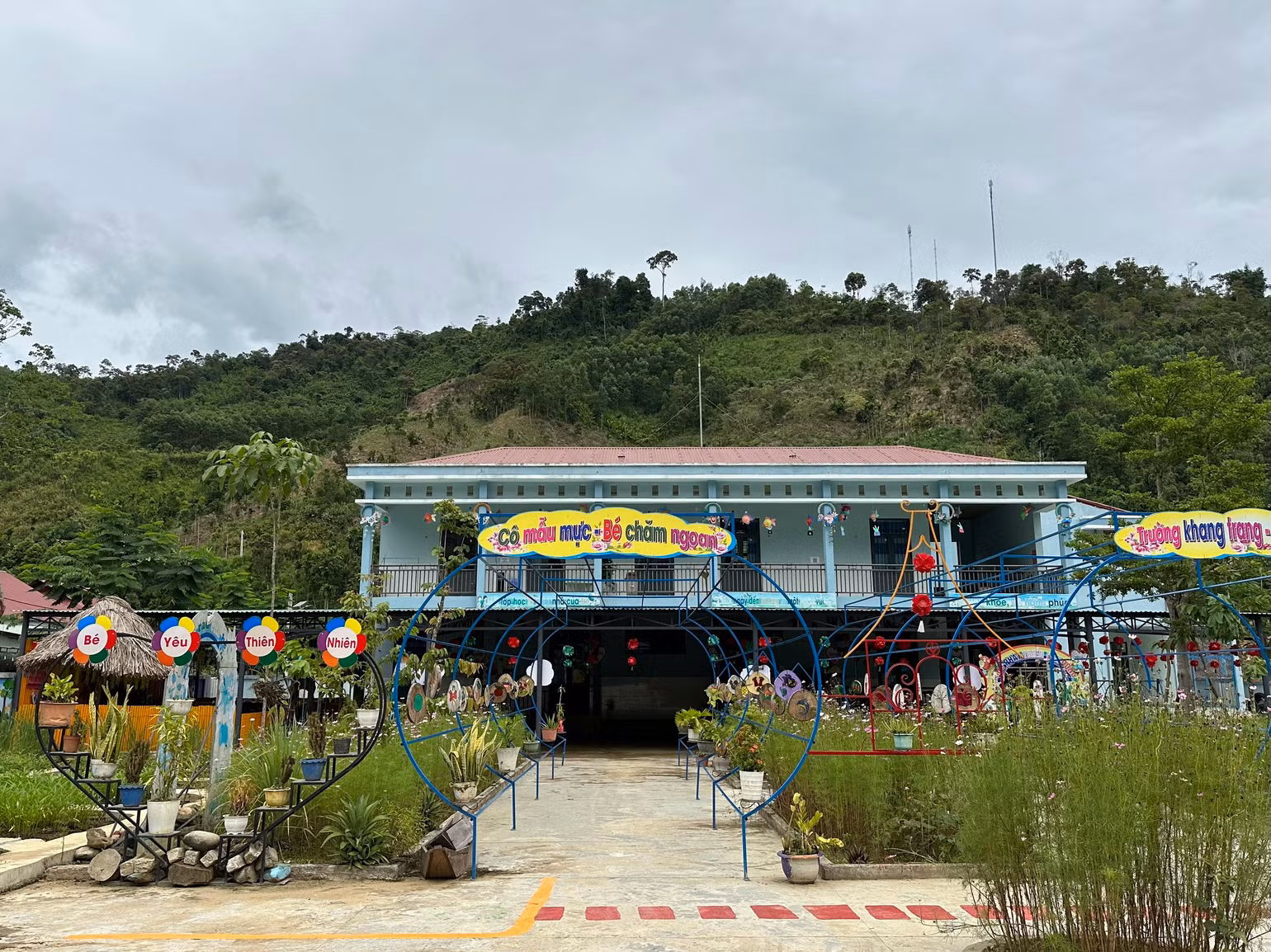 Tại thôn Bàng La, trường mầm non đã được xây dựng với khuôn viên sạch đẹp, cơ sở vật chất tiện nghi.