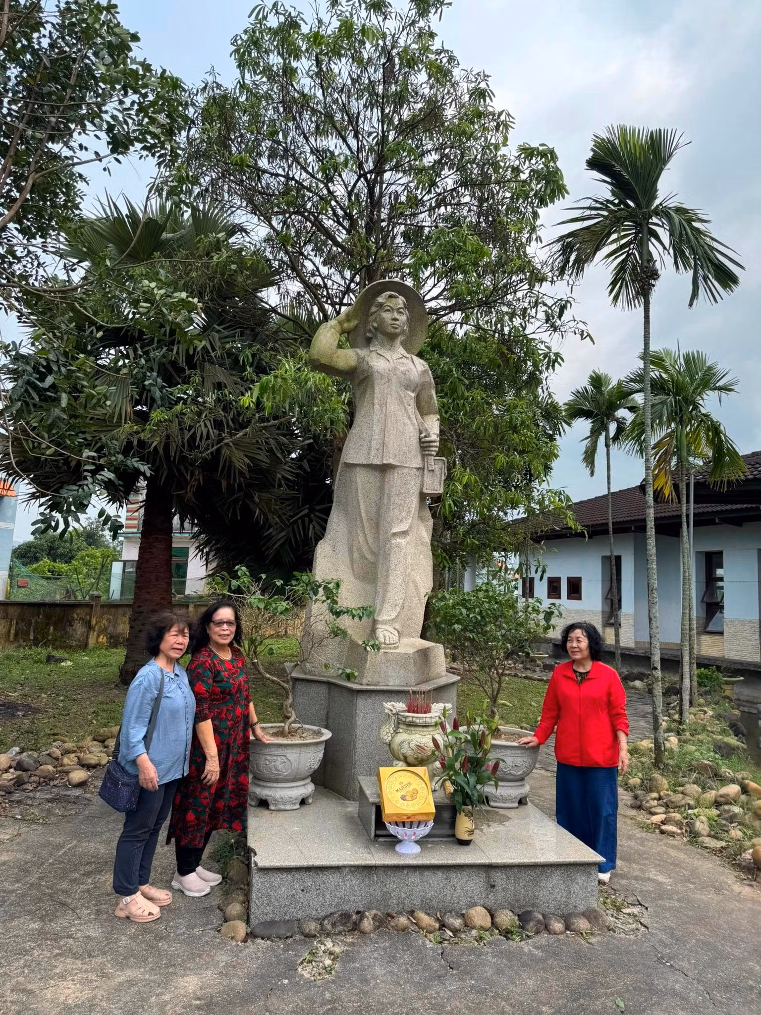 Ba người em gái bên bức tượng của liệt sĩ, bác sĩ Đặng Thùy Trâm. Ba người em gái bên bức tượng của liệt sĩ, bác sĩ Đặng Thùy Trâm.
