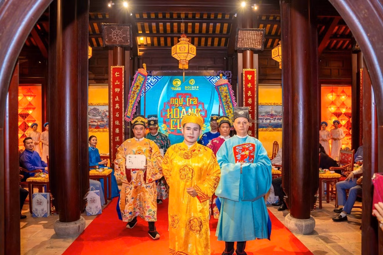 Nhà vua ban Ngự trà cho các quan đại thần.