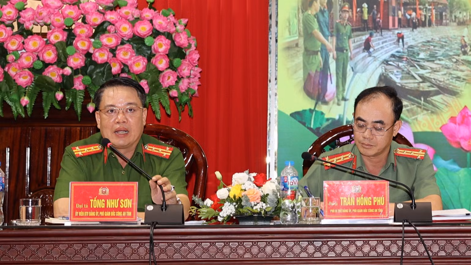 Đồng chí Đại tá Tống Như Sơn, Phó Giám đốc Công an tỉnh phát biểu đối thoại với đại diện công an xã, phường, thị trấn.
