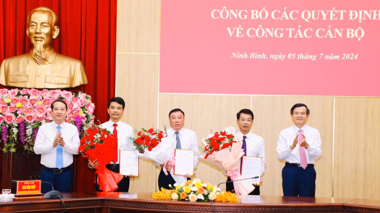 Đồng chí Bí thư Tỉnh ủy và Phó Bí thư Thường trực Tỉnh ủy Ninh Bình trao Quyết định, tặng hoa chúc mừng các đồng chí được giao nhiệm vụ.