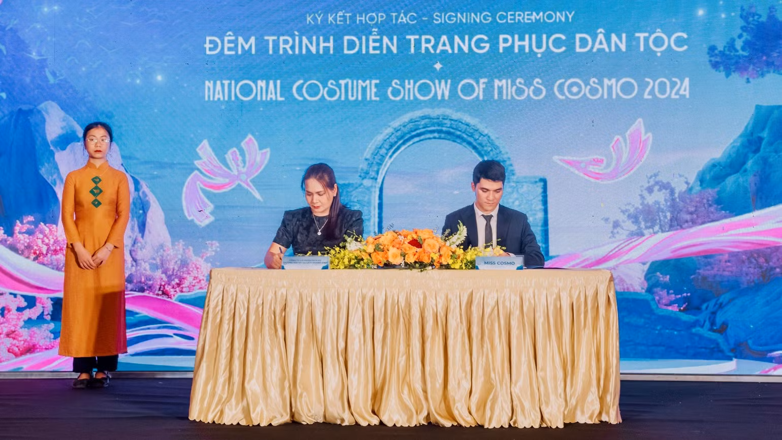 Tại buổi họp báo, Tổ chức Miss Cosmo và Khu du lịch sinh thái Thung Nham, Quần thể danh thắng Tràng An đã chính thức ký kết biên bản hợp tác tại cuộc thi Miss Cosmo 2024. (Ảnh: NGỌC LINH)