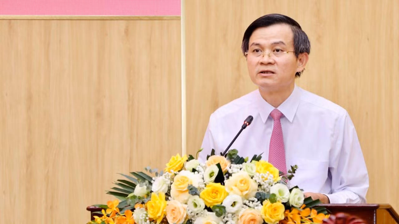 Đồng chí Đoàn Minh Huấn, Bí thư Tỉnh ủy Ninh Bình phát biểu giao nhiệm vụ cho các đồng chí.