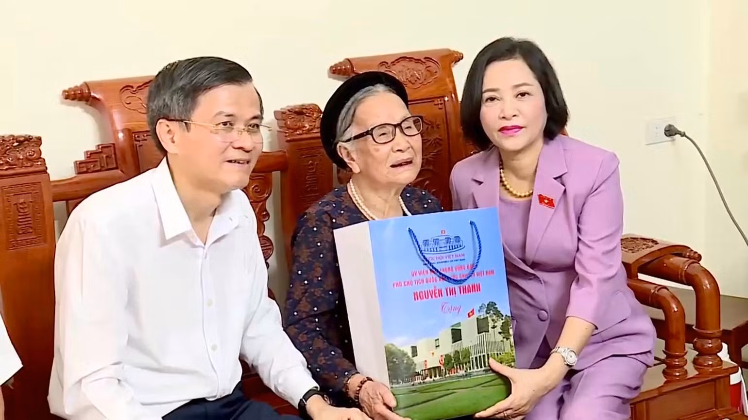 Phó Chủ tịch Quốc hội Nguyễn Thị Thanh và Bí thư Tỉnh ủy Ninh Bình Đoàn Minh Huấn thăm hỏi, tặng quà Mẹ Việt Nam Anh hùng Lê Thị Thận (phường Đông Thành, thành phố Ninh Bình). Phó Chủ tịch Quốc hội Nguyễn Thị Thanh và Bí thư Tỉnh ủy Ninh Bình Đoàn Minh Huấn thăm hỏi, tặng quà Mẹ Việt Nam Anh hùng Lê Thị Thận (phường Đông Thành, thành phố Ninh Bình).
