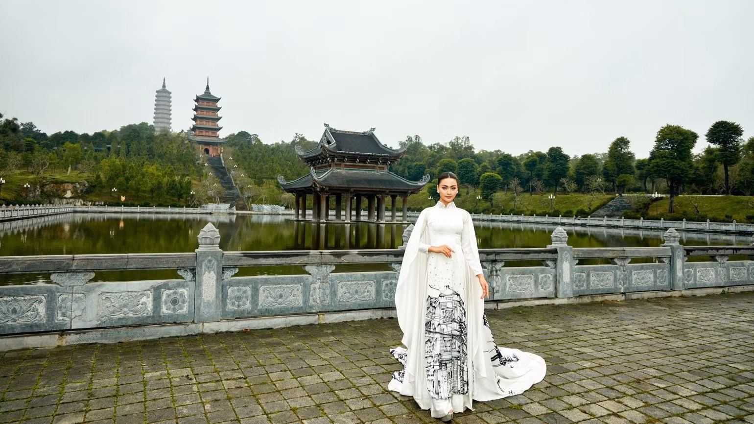 Với danh hiệu đương kim Hoa hậu Hoàn vũ Việt Nam - Miss Cosmo Vietnam, Bùi Thị Xuân Hạnh là người con đầu tiên của Ninh Bình đạt giải cao nhất của một cuộc thi sắc đẹp cấp quốc gia.