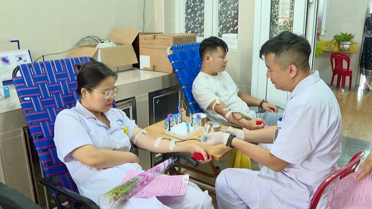 Các tình nguyện viên hy vọng chương trình “Giọt hồng - Blouse trắng” sẽ được tiếp nối lâu dài. Các tình nguyện viên hy vọng chương trình “Giọt hồng - Blouse trắng” sẽ được tiếp nối lâu dài.