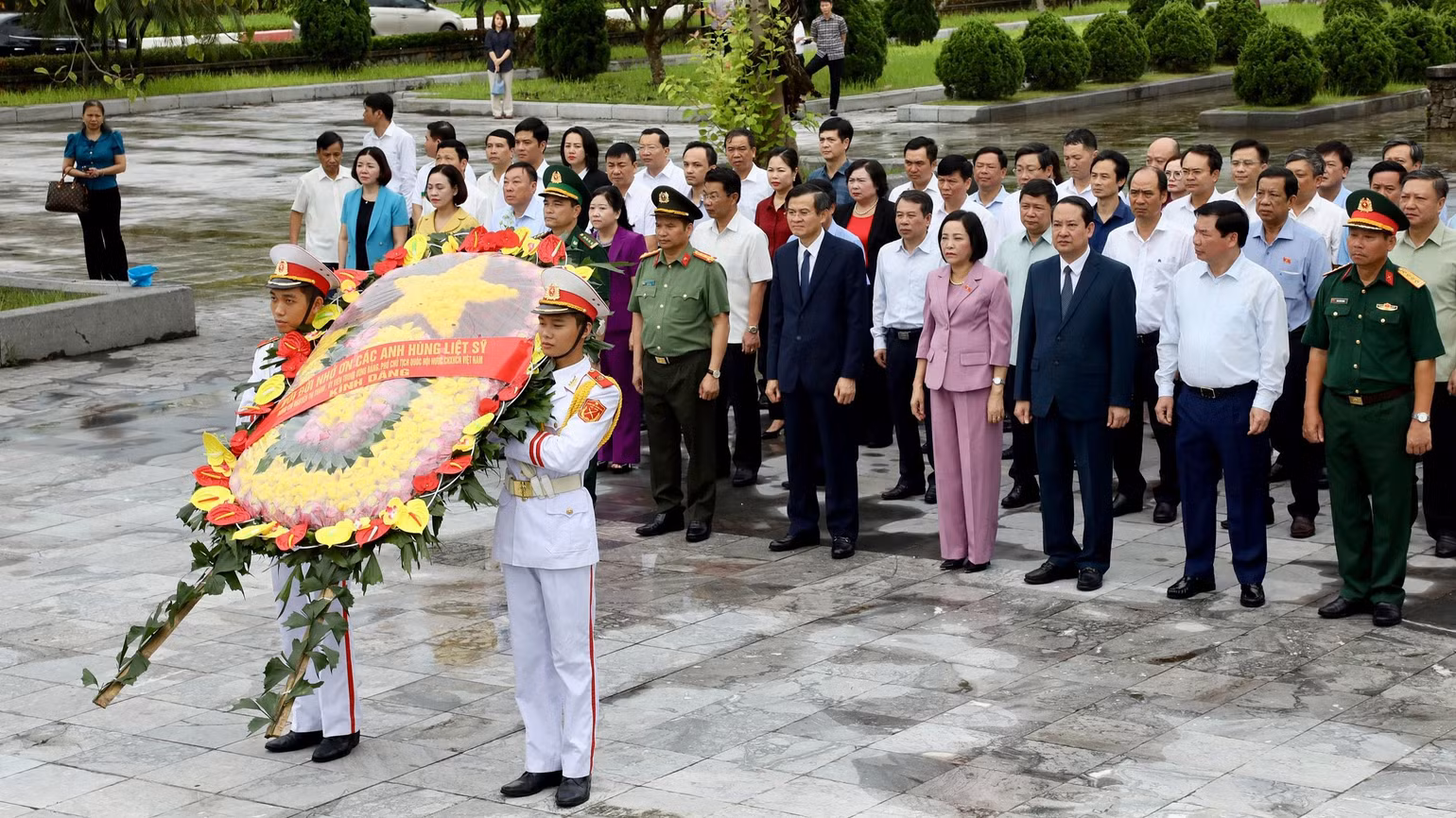 Đoàn đại biểu thay mặt lãnh đạo Đảng, Nhà nước và Đoàn đại biểu của tỉnh Ninh Bình đã dâng hương tưởng niệm các Anh hùng liệt sĩ tại Đài tưởng niệm các Anh hùng liệt sĩ của tỉnh. Đoàn đại biểu thay mặt lãnh đạo Đảng, Nhà nước và Đoàn đại biểu của tỉnh Ninh Bình đã dâng hương tưởng niệm các Anh hùng liệt sĩ tại Đài tưởng niệm các Anh hùng liệt sĩ của tỉnh.
