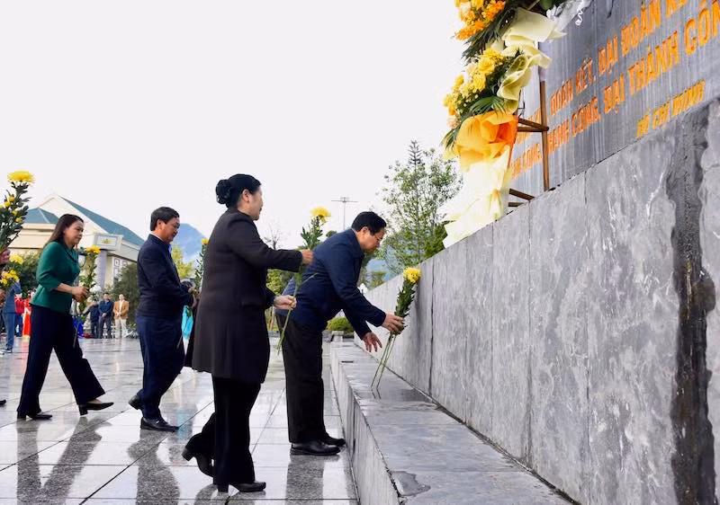 Thủ tướng dâng hoa tại Tượng đài Bác Hồ với nhân dân các dân tộc tỉnh Lai Châu.