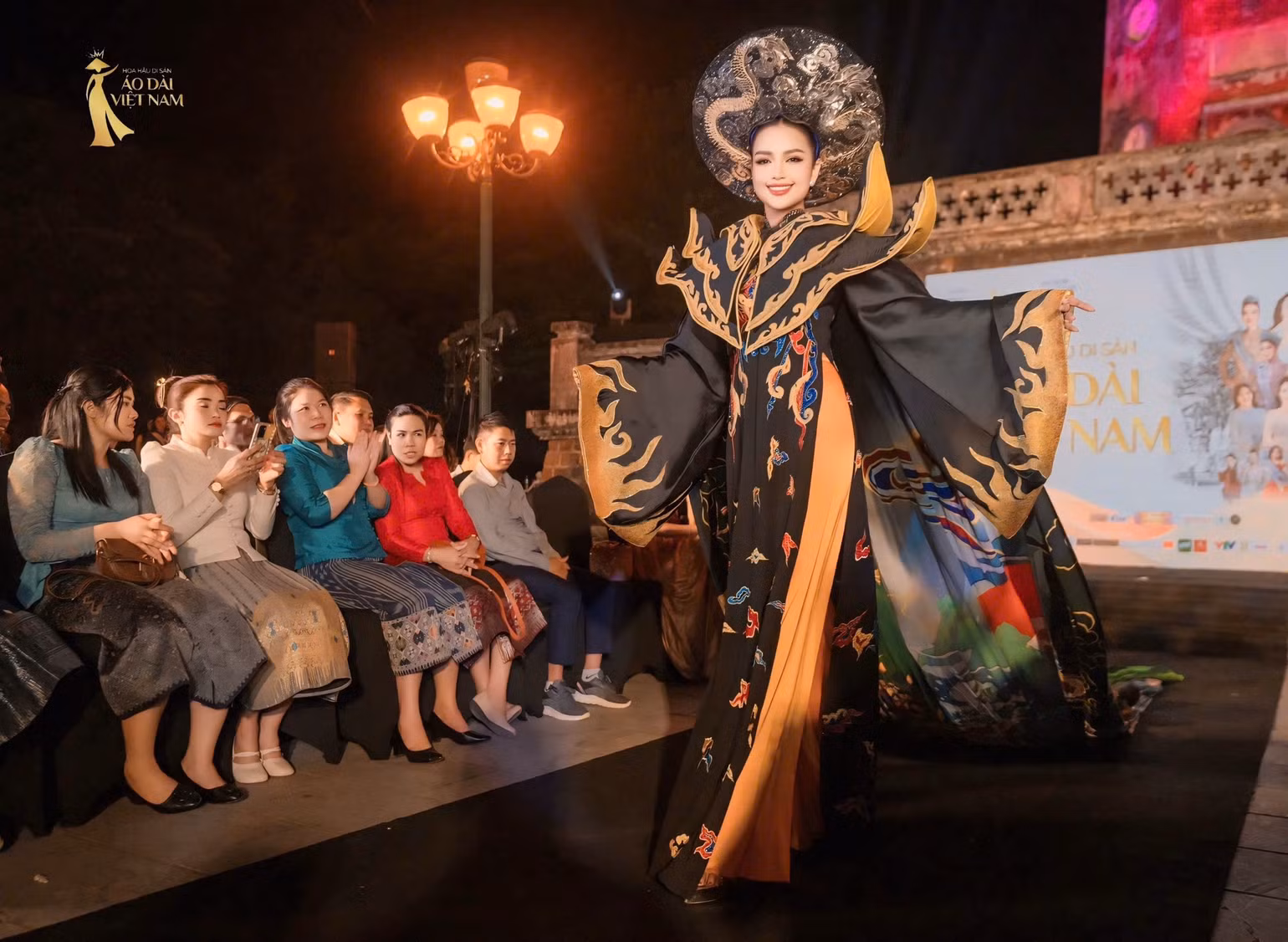 Hoa hậu Ngọc Châu duyên dáng trong tà áo dài.