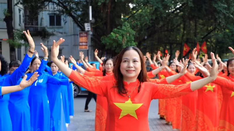 Các hội viên Hội Liên hiệp Phụ nữ các quận, huyện, thị xã trình diễn dân vũ. (Ảnh: HOÀNG LAN)