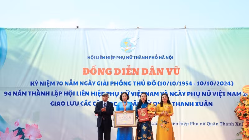 Hội đồng Xác lập Tổ chức Kỷ lục Việt Nam trao bằng xác lập Kỷ lục Việt Nam cho lãnh đạo Hội Liên hiệp Phụ nữ Hà Nội. (Ảnh: HOÀNG LAN)