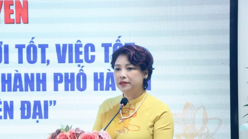Tổng Biên tập Báo Phụ nữ Thủ đô Lê Quỳnh Trang phát biểu tại buổi giao lưu trực tuyến.