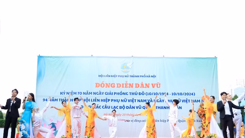 Một tiết mục giao lưu dân vũ tại quận Thanh Xuân sáng 20/10.