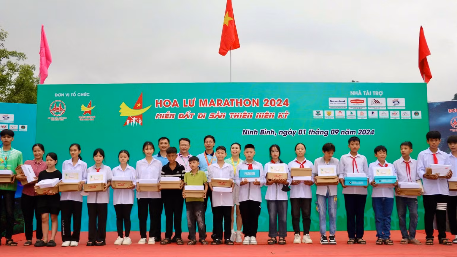 Ban Tổ chức trao tặng 21 suất học bổng cho các em học sinh có hoàn cảnh khó khăn trên địa bàn tỉnh.