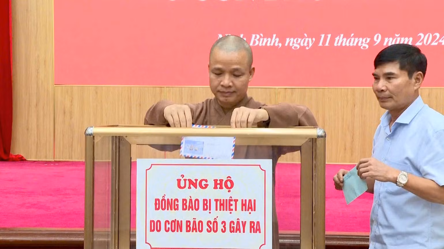 Ngay tại lễ phát động, các đồng chí lãnh đạo, các đại biểu tham gia ủng hộ trực tiếp tại hội trường. Ngay tại lễ phát động, các đồng chí lãnh đạo, các đại biểu tham gia ủng hộ trực tiếp tại hội trường.