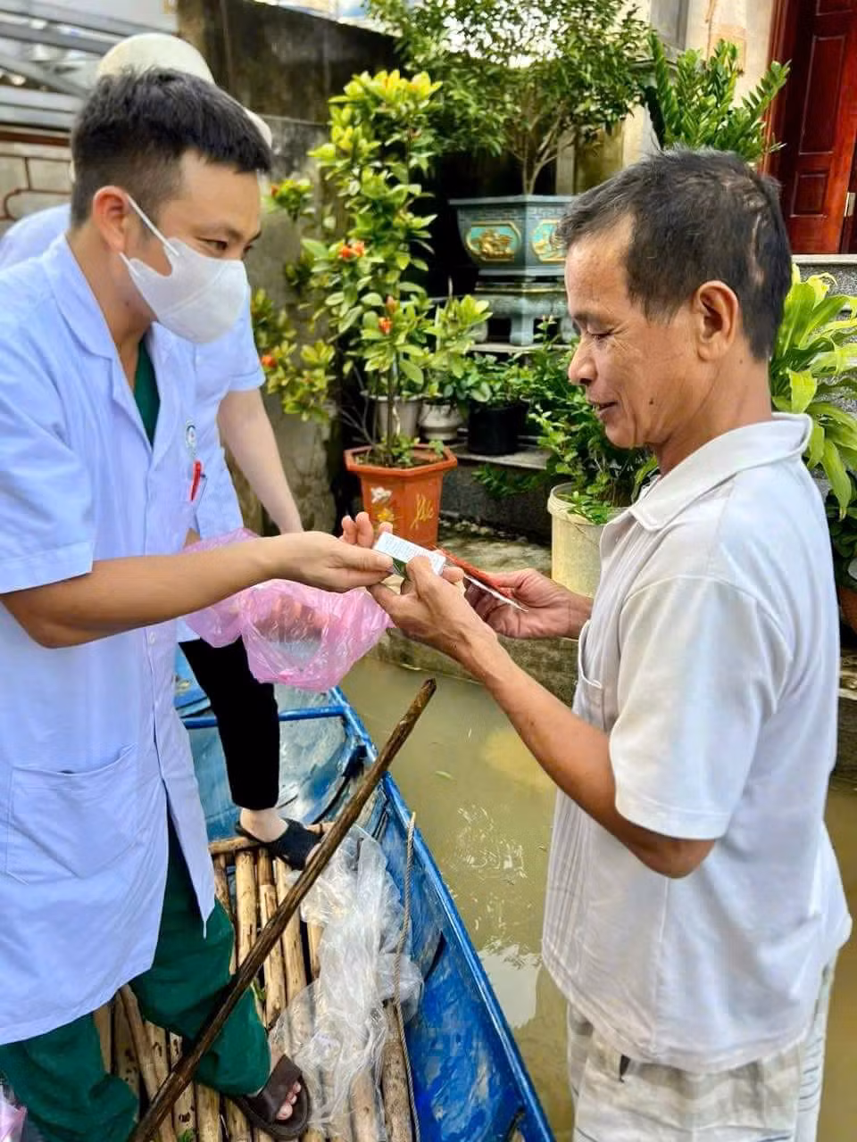 Người dân được khám trực tiếp tại trạm y tế xã. Đối với các xã trong tình trạng nước lũ vẫn chưa rút, Đoàn cử cán bộ đến phát thuốc tại các hộ gia đình.
