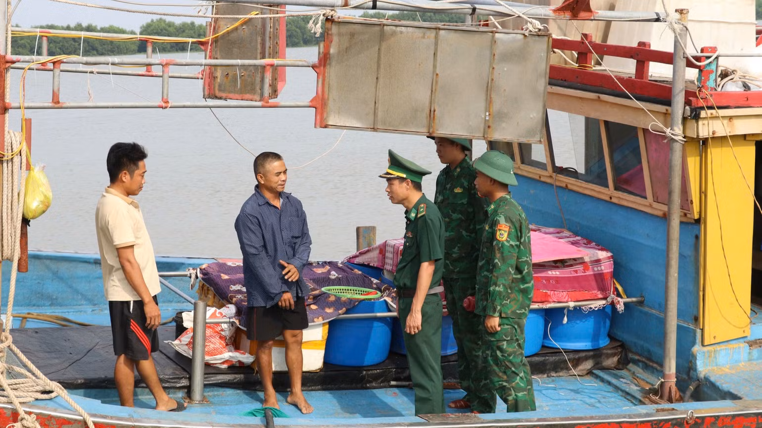 Bộ đội Biên phòng huyện Kim Sơn thông báo đến bà con ngư dân tạm dừng khai thác và sắp xếp neo đậu tàu thuyền tránh, trú an toàn trước khi bão về.
