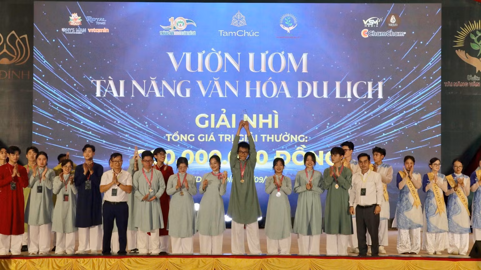 Ban tổ chức trao giải Nhì cho đội Hoàng thành Thăng Long. Ban tổ chức trao giải Nhì cho đội Hoàng thành Thăng Long.