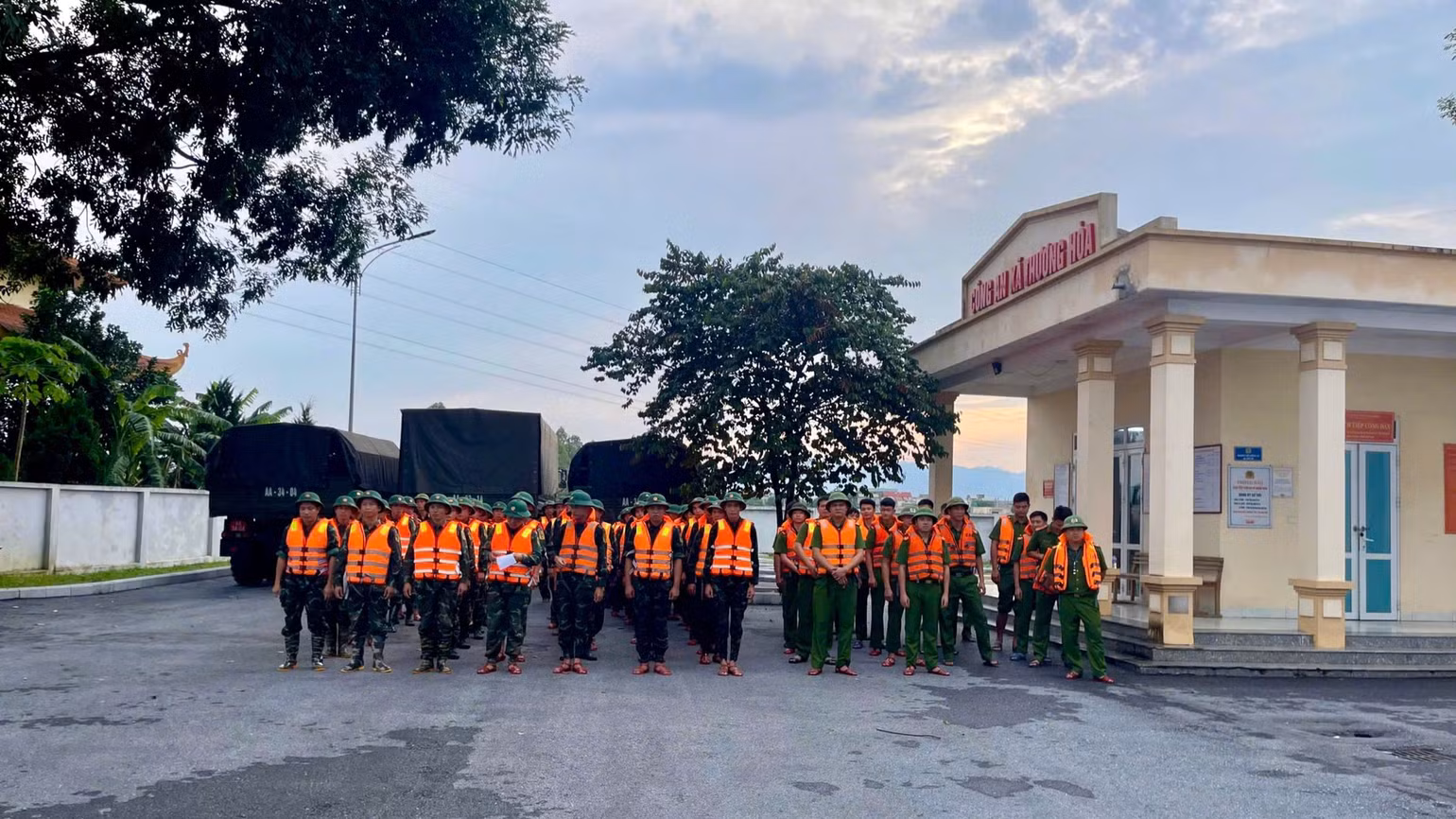 Công an Ninh Bình luôn bám sát tình hình, tổ chức lực lượng thường trực chiến đấu 24/24 giờ, phân công các cán bộ chiến sĩ có mặt tại các địa bàn trọng điểm, những nơi xung yếu để canh gác, theo dõi mọi biến động phức tạp của thời tiết để ứng phó kịp thời. Công an Ninh Bình luôn bám sát tình hình, tổ chức lực lượng thường trực chiến đấu 24/24 giờ, phân công các cán bộ chiến sĩ có mặt tại các địa bàn trọng điểm, những nơi xung yếu để canh gác, theo dõi mọi biến động phức tạp của thời tiết để ứng phó kịp thời.