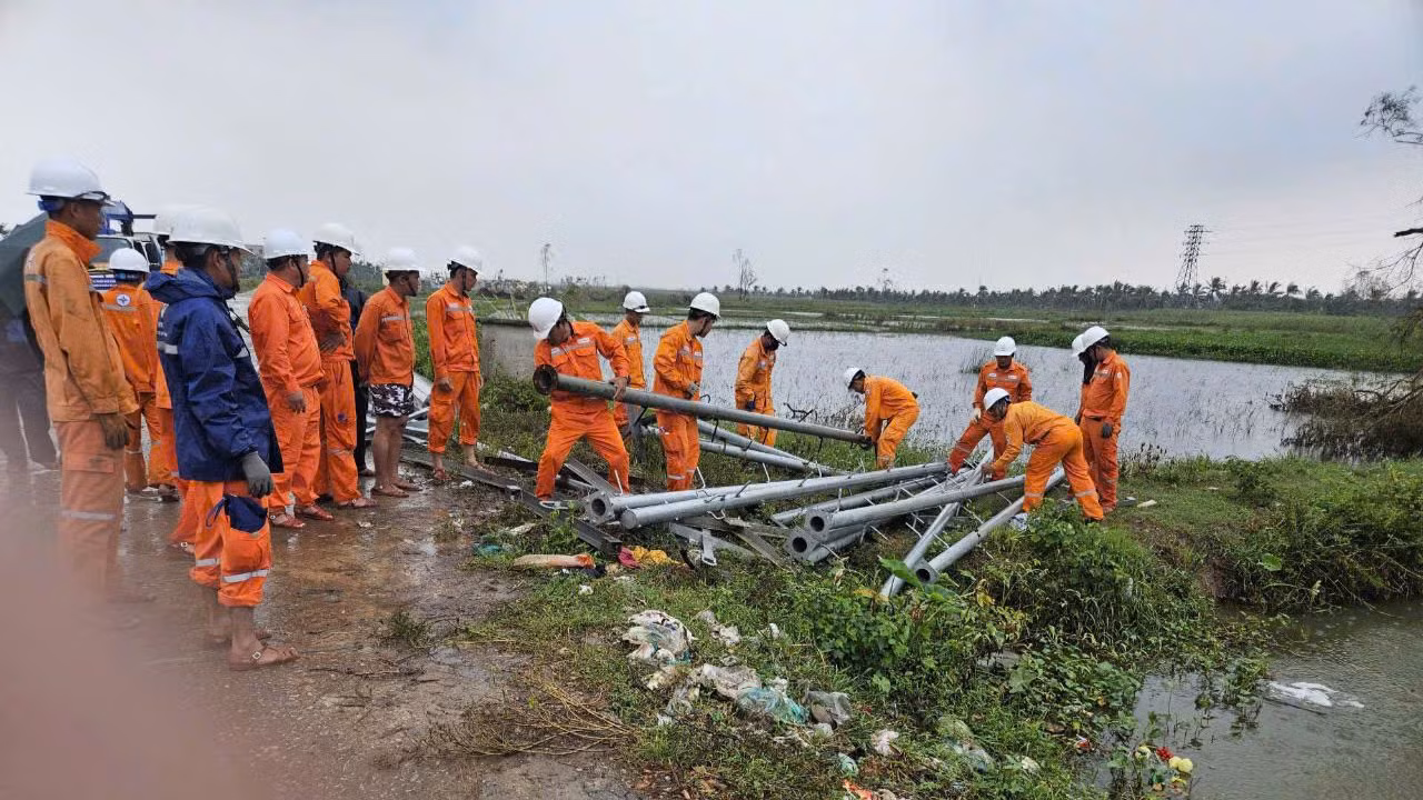 Thực hiện nghiêm túc chỉ đạo Giám đốc Công ty Điện lực Ninh Bình, lực lượng xung kích của công ty luôn nỗ lực với tinh thần cao nhất trong quá trình làm việc, thi công; đồng thời, giữ an toàn tuyệt đối cho bản thân, đồng nghiệp. Thực hiện nghiêm túc chỉ đạo Giám đốc Công ty Điện lực Ninh Bình, lực lượng xung kích của công ty luôn nỗ lực với tinh thần cao nhất trong quá trình làm việc, thi công; đồng thời, giữ an toàn tuyệt đối cho bản thân, đồng nghiệp.