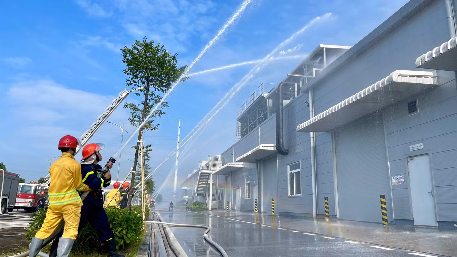 Bằng phương pháp, biện pháp, kỹ chiến thuật phù hợp cùng tinh thần chiến đấu dũng cảm không quản ngại khó khăn của các lực lượng, sự phối hợp chặt chẽ của các cơ quan, ban, ngành, đoàn thể trong tỉnh và các tỉnh lân cận, đám cháy tại Nhà máy Hyundai Thành Công 2 đã được dập tắt hoàn toàn, giảm thiểu tối đa thiệt hại về người và tài sản do cháy gây ra. Bằng phương pháp, biện pháp, kỹ chiến thuật phù hợp cùng tinh thần chiến đấu dũng cảm không quản ngại khó khăn của các lực lượng, sự phối hợp chặt chẽ của các cơ quan, ban, ngành, đoàn thể trong tỉnh và các tỉnh lân cận, đám cháy tại Nhà máy Hyundai Thành Công 2 đã được dập tắt hoàn toàn, giảm thiểu tối đa thiệt hại về người và tài sản do cháy gây ra.