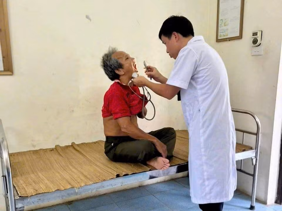 Các y bác sĩ thực hiện nghiêm các hoạt động chuyên môn theo chỉ đạo, bảo đảm thực hiện nhiệm vụ an toàn.