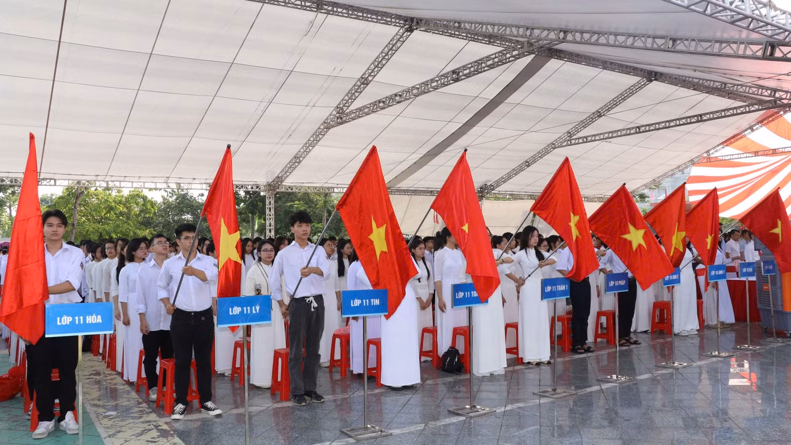 Lễ Khai giảng ở Trường trung học phổ thông Chuyên Lương Văn Tụy (thành phố Ninh Bình). Lễ Khai giảng ở Trường trung học phổ thông Chuyên Lương Văn Tụy (thành phố Ninh Bình).