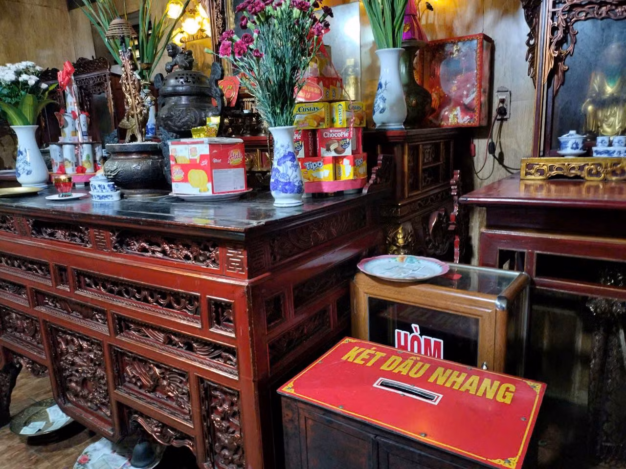 Nhiều két dầu nhang và hòm công đức đặt chen chúc nhau tại không gian thờ cúng. (Ảnh: VĂN LÚA) Nhiều két dầu nhang và hòm công đức đặt chen chúc nhau tại không gian thờ cúng. (Ảnh: VĂN LÚA)