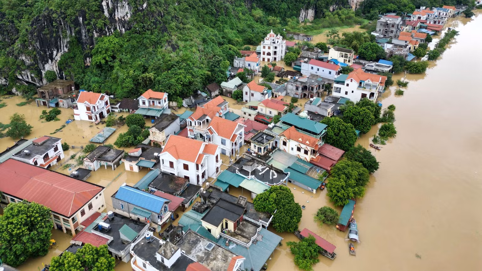 Huyện Gia Viễn đã và đang chỉ đạo cấp xã tiếp tục theo dõi chặt chẽ diễn biến mực nước lũ trên sông để báo cáo và đề xuất kịp thời các phương án xử lý các tình huống có thể xảy ra. Tiếp tục huy động các trạm bơm trên địa bàn để kịp thời điều tiết nước giảm bớt ảnh hưởng đến đời sống và sản xuất cho nhân dân. (Ảnh: THÁI BÁ) Huyện Gia Viễn đã và đang chỉ đạo cấp xã tiếp tục theo dõi chặt chẽ diễn biến mực nước lũ trên sông để báo cáo và đề xuất kịp thời các phương án xử lý các tình huống có thể xảy ra. Tiếp tục huy động các trạm bơm trên địa bàn để kịp thời điều tiết nước giảm bớt ảnh hưởng đến đời sống và sản xuất cho nhân dân. (Ảnh: THÁI BÁ)