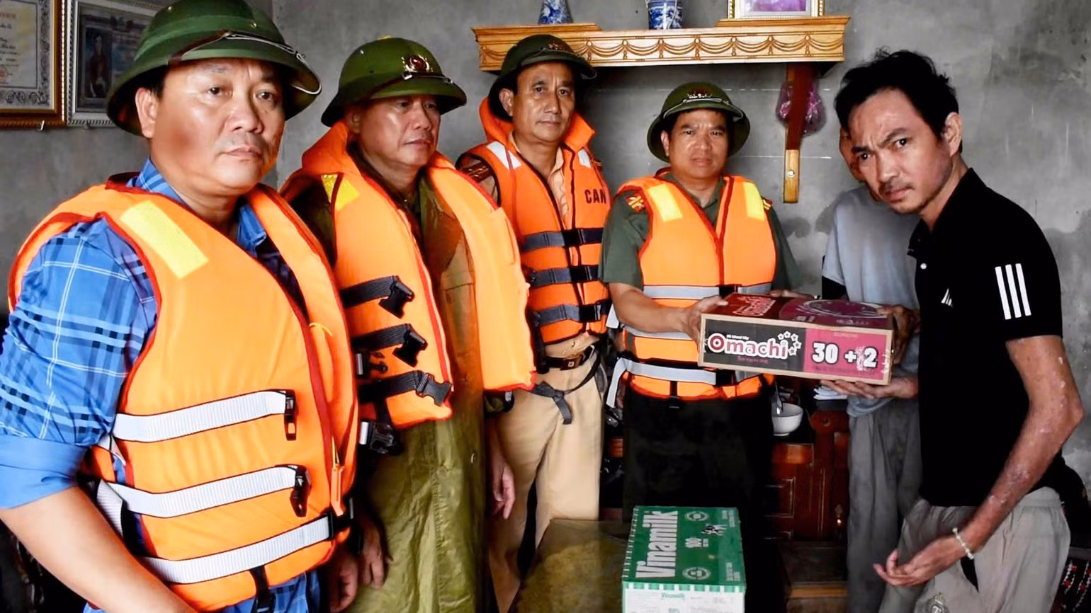Đại tá Đặng Trọng Cường, Giám đốc Công an tỉnh Ninh Bình thăm hỏi, động viên các gia đình bị ảnh hưởng do đợt mưa lũ này. Đại tá Đặng Trọng Cường, Giám đốc Công an tỉnh Ninh Bình thăm hỏi, động viên các gia đình bị ảnh hưởng do đợt mưa lũ này.