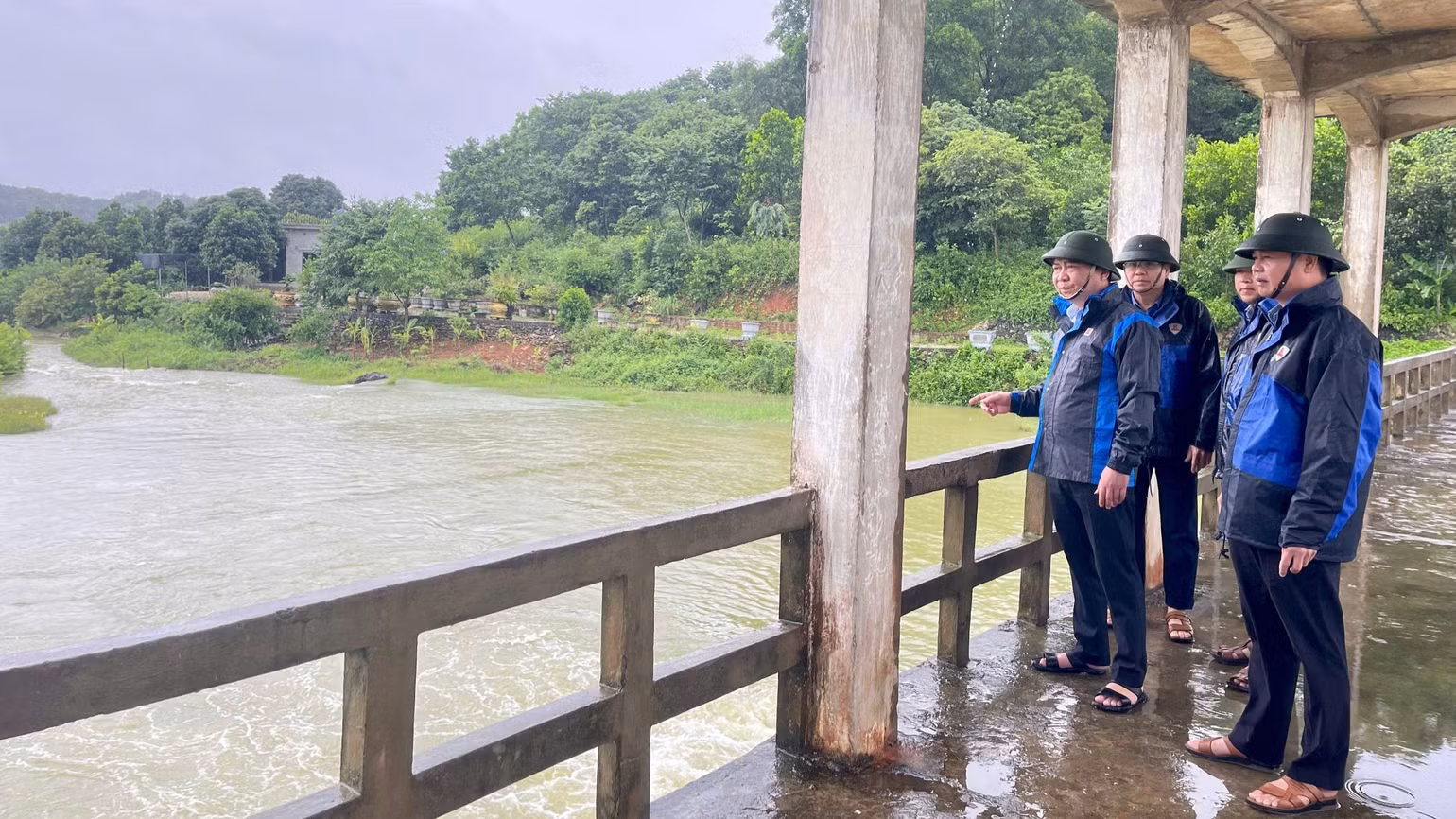 Lãnh đạo Công ty TNHH Một thành viên Khai thác công trình thủy lợi tỉnh Ninh Bình kiểm tra tại tràn Tiên Dương, hồ Yên Thắng.