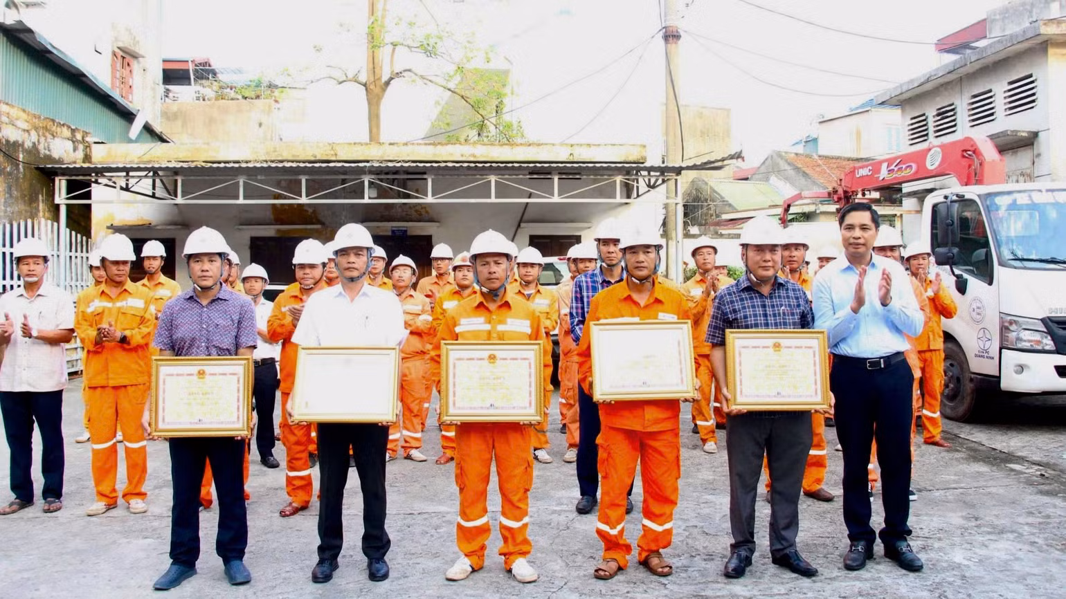 Ông Ngô Tiến Dũng - Chánh Văn phòng PC Ninh Bình (đứng thứ hai từ phải sang) đại diện Đội xung kích nhận bằng khen của Chủ tịch Ủy ban nhân dân tỉnh Quảng Ninh. Ông Ngô Tiến Dũng - Chánh Văn phòng PC Ninh Bình (đứng thứ hai từ phải sang) đại diện Đội xung kích nhận bằng khen của Chủ tịch Ủy ban nhân dân tỉnh Quảng Ninh.