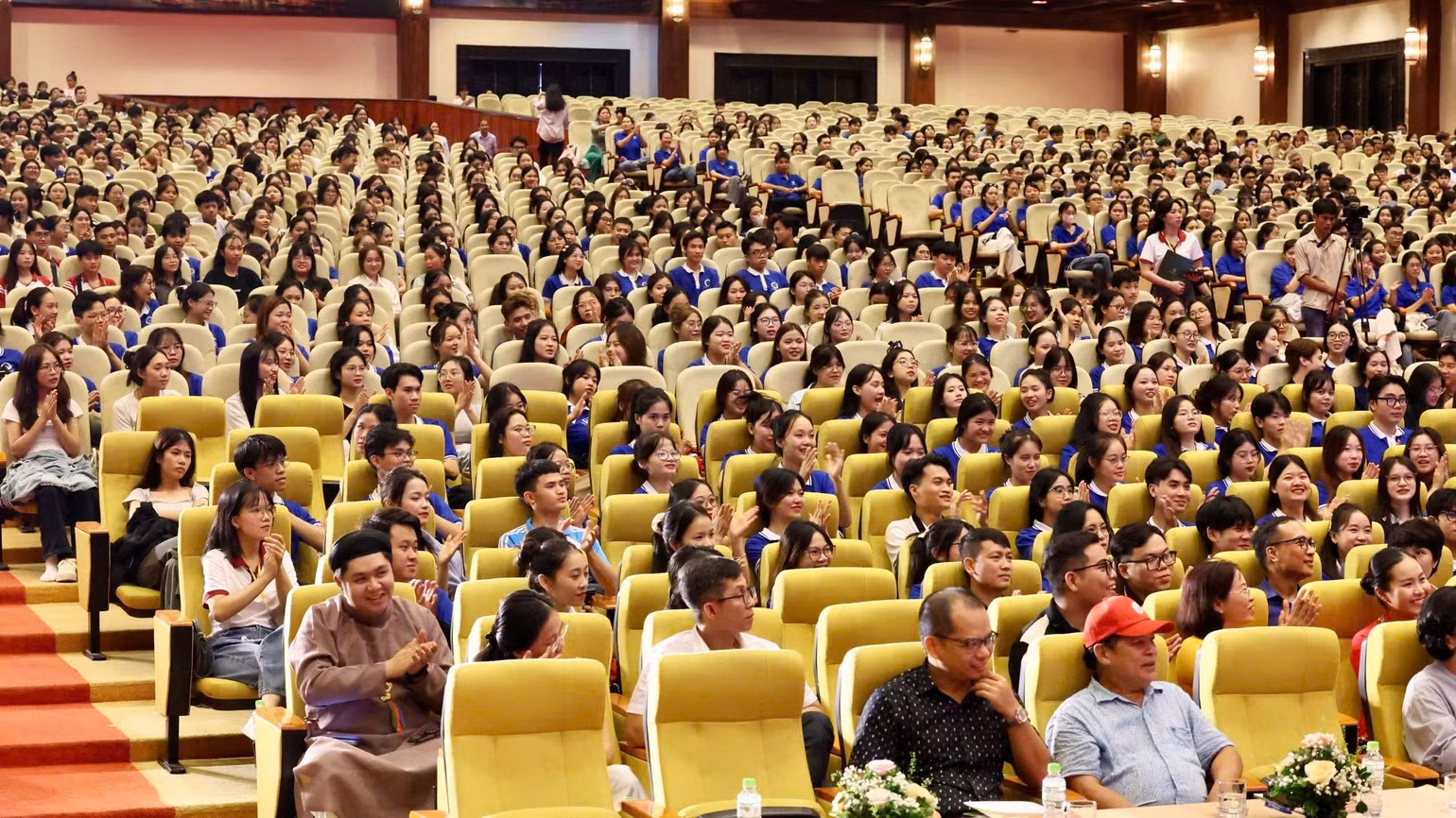 Đông đảo học sinh ở các trường đại học trên cả nước đến cổ vũ các đội thi. Đông đảo học sinh ở các trường đại học trên cả nước đến cổ vũ các đội thi.