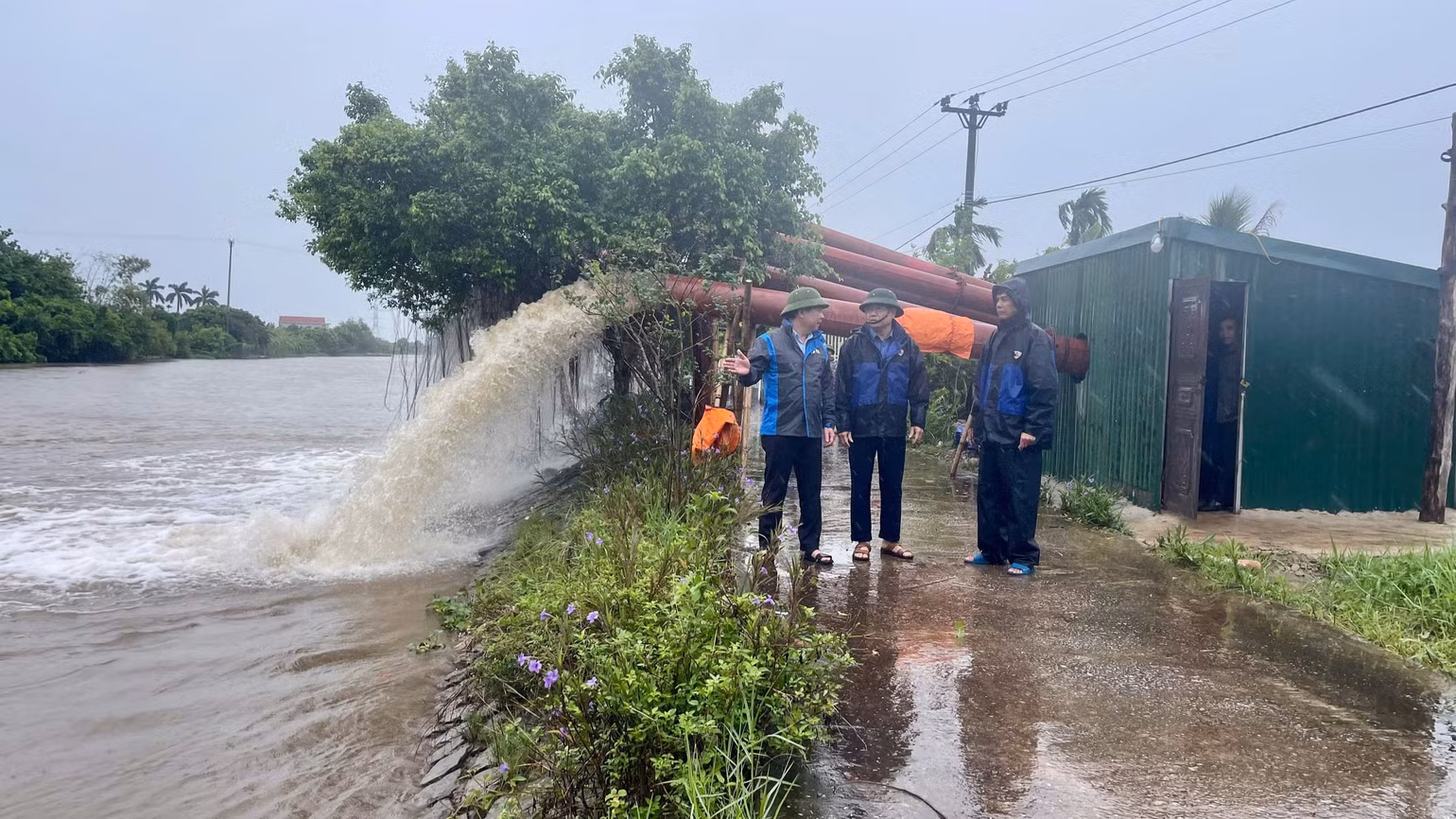 Công ty TNHH một thành viên Khai thác công trình thủy lợi tỉnh Ninh Bình thành lập nhiều trạm bơm dã chiến chống ngập úng ở các vùng trọng điểm của tỉnh.
