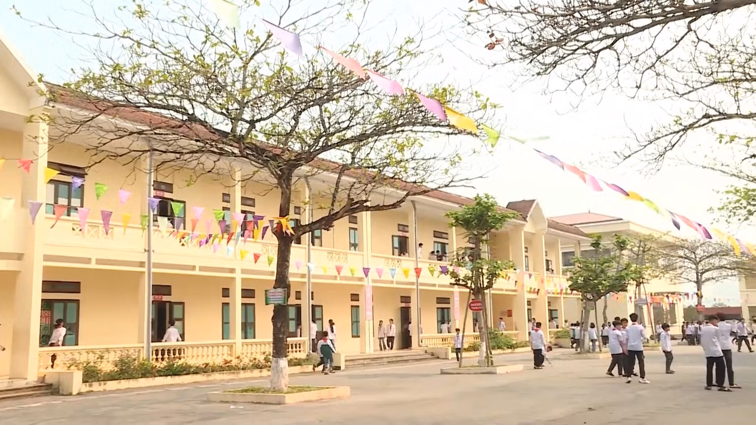 Cùng với nguồn vốn ngân sách của Trung ương, của tỉnh, huyện miền núi Nho Quan (Ninh Bình) đã huy động các nguồn lực đầu tư xây mới, nâng cấp cơ sở vật chất trường, lớp học, mua sắm trang thiết bị cho các xã vùng dân tộc thiểu số. Cùng với nguồn vốn ngân sách của Trung ương, của tỉnh, huyện miền núi Nho Quan (Ninh Bình) đã huy động các nguồn lực đầu tư xây mới, nâng cấp cơ sở vật chất trường, lớp học, mua sắm trang thiết bị cho các xã vùng dân tộc thiểu số.