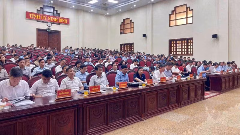 Thông qua hội nghị, giúp cho các cấp ủy, tổ chức đảng, cán bộ, đảng viên trong toàn Đảng bộ tỉnh được quán triệt sâu sắc, đầy đủ các nội dung quan trọng trong các văn bản của Trung ương, của tỉnh về đại hội đảng các cấp, nhiệm kỳ 2025-2030. Thông qua hội nghị, giúp cho các cấp ủy, tổ chức đảng, cán bộ, đảng viên trong toàn Đảng bộ tỉnh được quán triệt sâu sắc, đầy đủ các nội dung quan trọng trong các văn bản của Trung ương, của tỉnh về đại hội đảng các cấp, nhiệm kỳ 2025-2030.