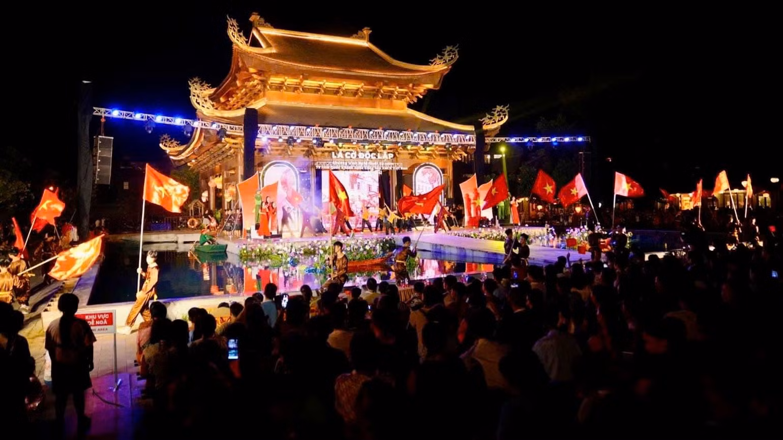 Chương trình nghệ thuật "Lá cờ Độc lập" diễn ra tại Phố cổ Hoa Lư (Ninh Bình) diễn ra vào tối 2/9 thu hút đông đảo nhân dân và du khách tham dự. Chương trình nghệ thuật "Lá cờ Độc lập" diễn ra tại Phố cổ Hoa Lư (Ninh Bình) diễn ra vào tối 2/9 thu hút đông đảo nhân dân và du khách tham dự.