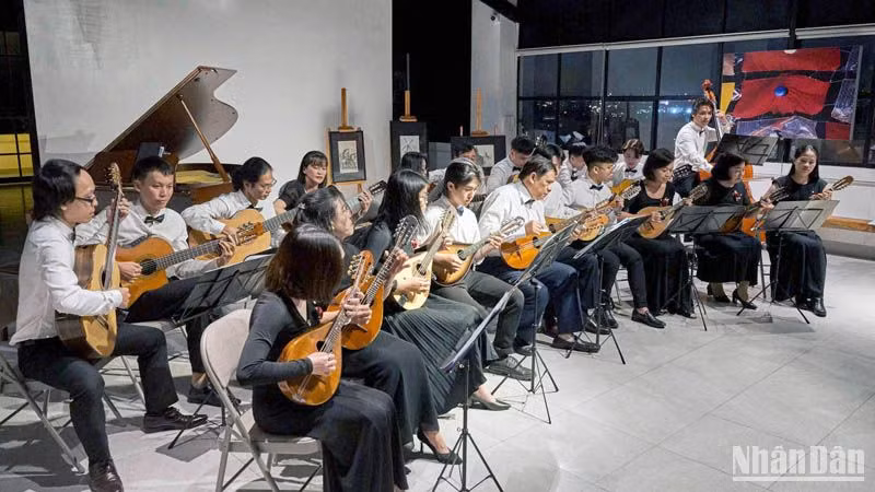 Buổi trình diễn nghệ thuật âm nhạc tại Không gian sáng tạo Phố bên đồi, Đà Lạt. (Ảnh: Phố bên đồi) Buổi trình diễn nghệ thuật âm nhạc tại Không gian sáng tạo Phố bên đồi, Đà Lạt. (Ảnh: Phố bên đồi)