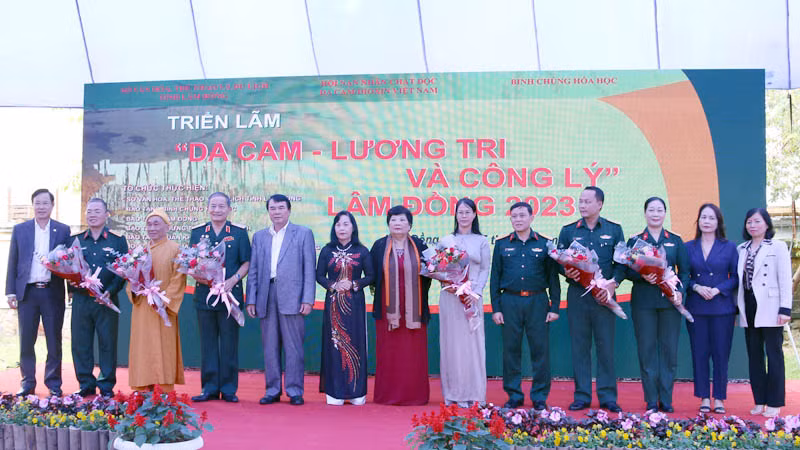 Ban tổ chức tặng hoa tri ân các cơ quan, đơn vị, tổ chức và nhà tài trợ đã giúp đỡ, hỗ trợ các nạn nhân chất độc da cam.