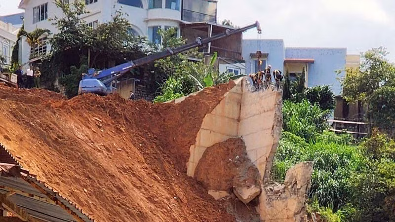 Xử lý bờ ta-luy xảy ra sự cố tại phường 10, thành phố Đà Lạt. Xử lý bờ ta-luy xảy ra sự cố tại phường 10, thành phố Đà Lạt.