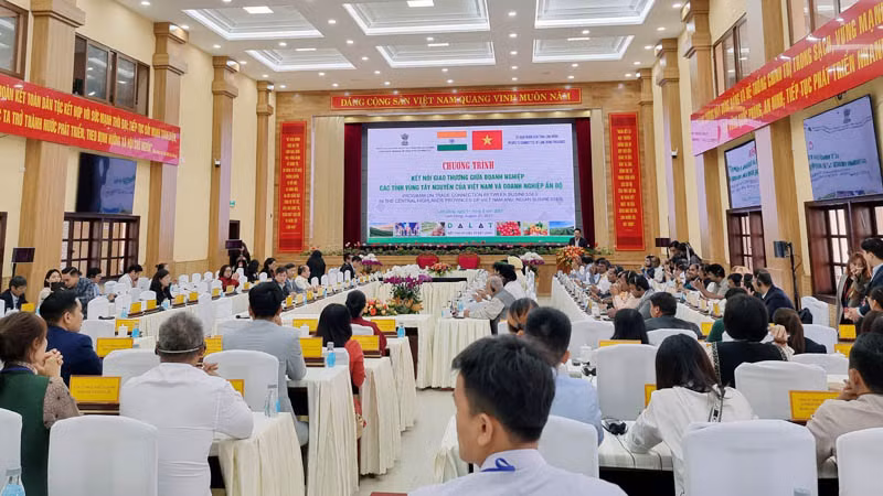 Quang cảnh Chương trình kết nối giao thương giữa doanh nghiệp các tỉnh vùng Tây Nguyên với các doanh nghiệp Ấn Độ. Quang cảnh Chương trình kết nối giao thương giữa doanh nghiệp các tỉnh vùng Tây Nguyên với các doanh nghiệp Ấn Độ.