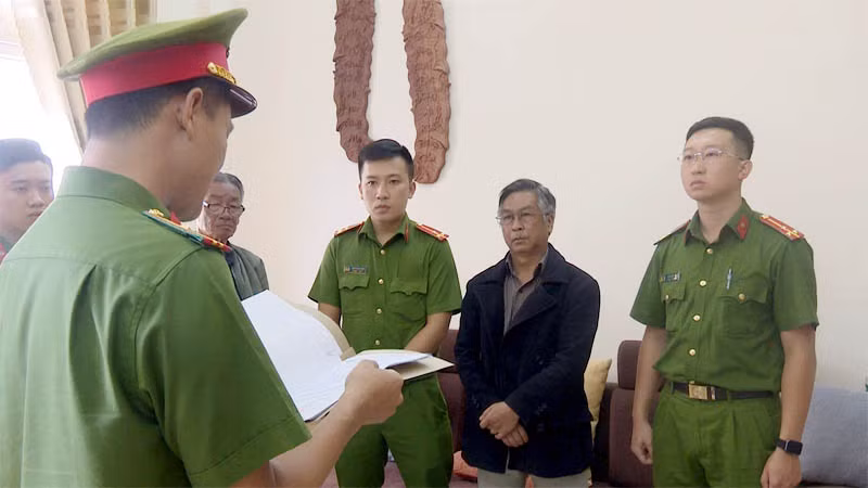 Cơ quan chức năng đọc lệnh khởi tố bị can Nguyễn Hồng Đức. (Ảnh: Công an cung cấp).