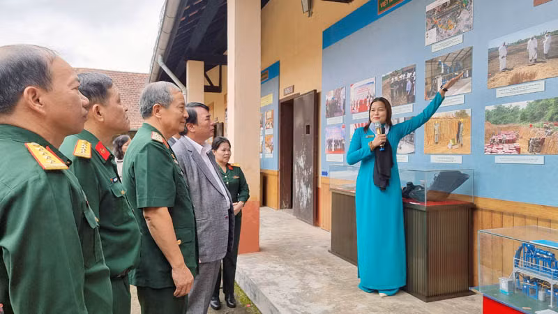 Triển lãm giới thiệu đến công chúng hơn 300 hình ảnh, tài liệu, hiện vật.