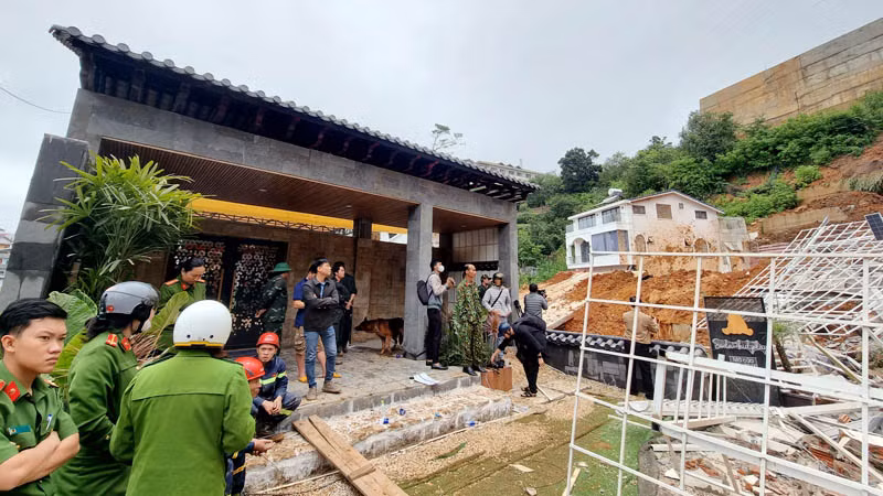 Chính quyền địa phương đang vận động những hộ dân trong khu vực tạm di chuyển đến nơi an toàn. Chính quyền địa phương đang vận động những hộ dân trong khu vực tạm di chuyển đến nơi an toàn.