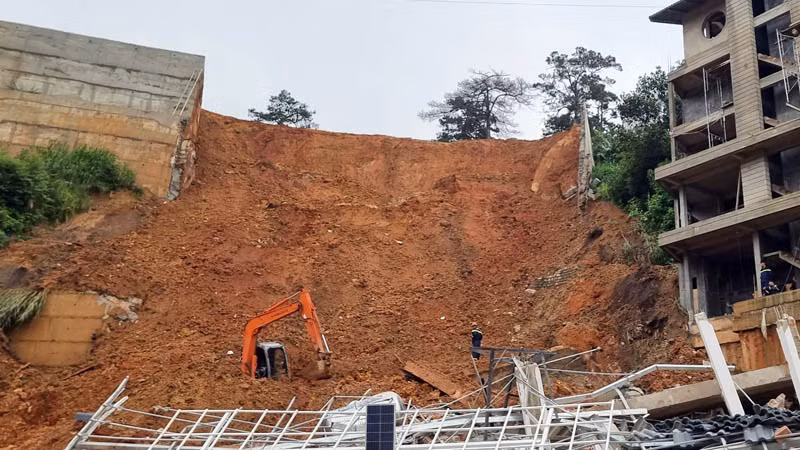 Lực lượng chức năng đang tích cực triển khai công tác cứu hộ 2 người bị vùi lấp. Lực lượng chức năng đang tích cực triển khai công tác cứu hộ 2 người bị vùi lấp.