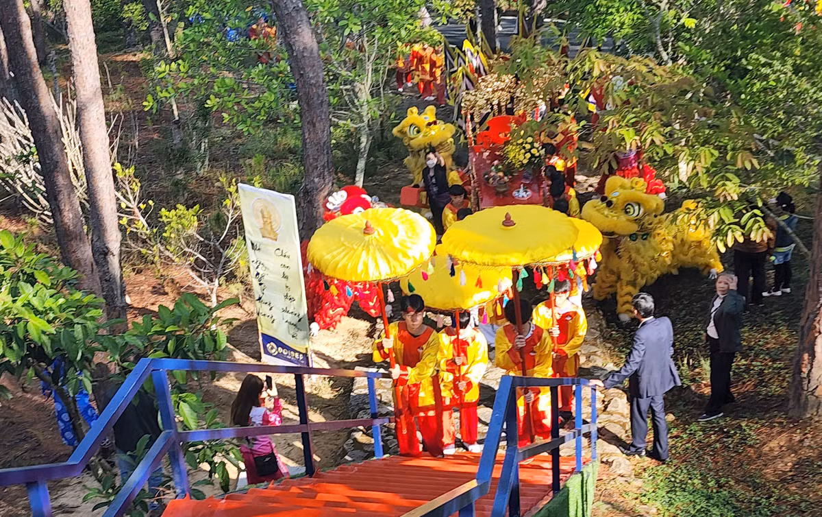 Nghi thức rước lễ vật dâng cúng Quốc tổ. Nghi thức rước lễ vật dâng cúng Quốc tổ.