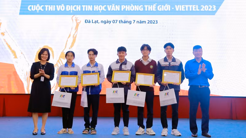 Trao giải cho các thí sinh đạt giải nhất khu vực Tây Nguyên.