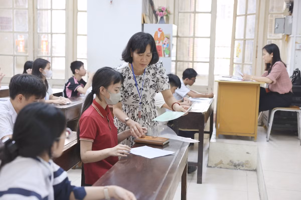 Tại phòng thi của điểm thi Trường THPT Trần Phú (Hoàn Kiếm, Hà Nội)